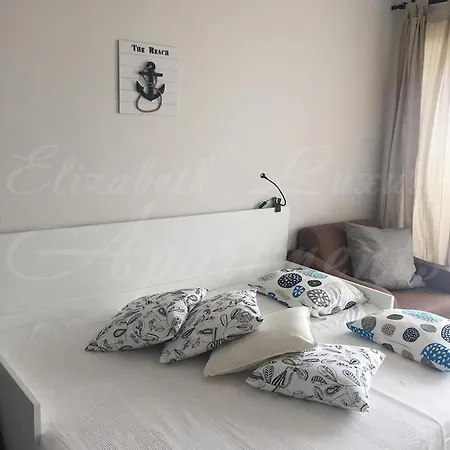 Beachfront Luxury Elizabeth, شقة