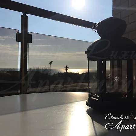 Beachfront Luxury Elizabeth, شقة *