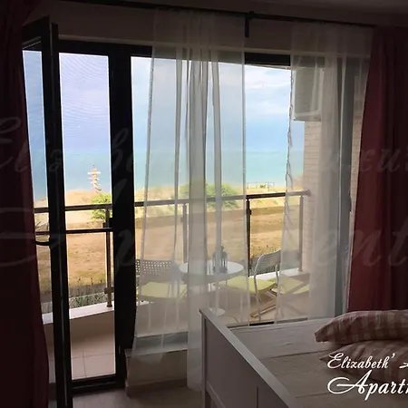 Beachfront Luxury Elizabeth, شقة