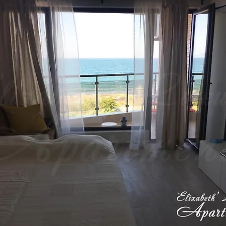 Beachfront Luxury Elizabeth, شقة *