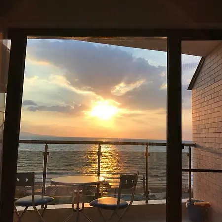 Beachfront Luxury Elizabeth, شقة *