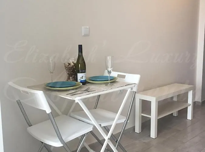 Beachfront Luxury Elizabeth, 아파트 포마리