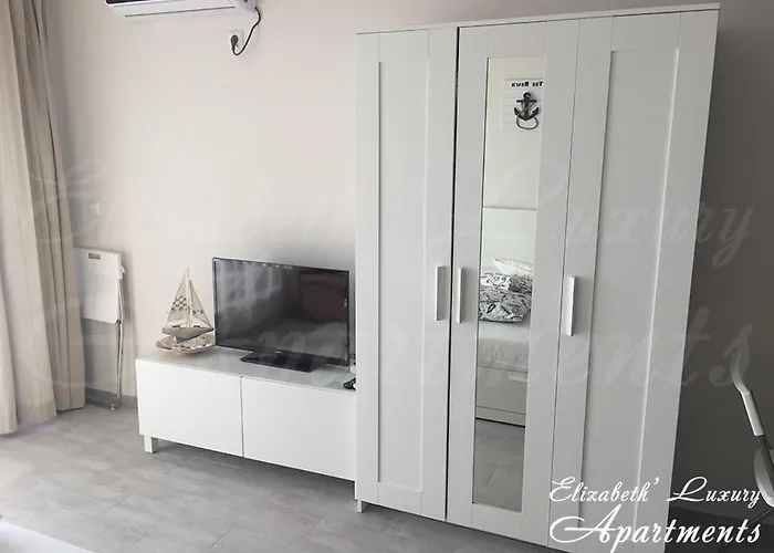 Beachfront Luxury Elizabeth, 아파트 포마리